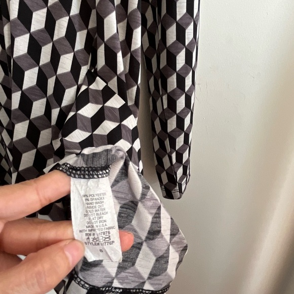 Comfy USA Geometric Cowl neck Large Pocket Top Size S - Picture 9 of 10